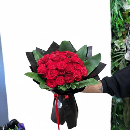 Букет из 41 красной розы – Самое эффектное выражение любви и страсти
