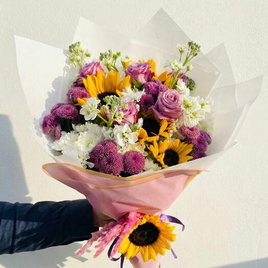 Mor Guller ve Ay Çiçeği Buketi