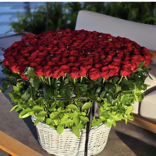 Bir sepet kırmızı gul