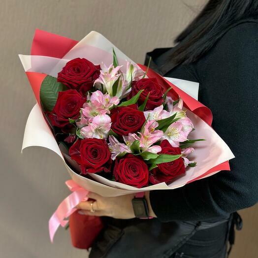 Kırmızı Guller ve Pembe Alstromeriler