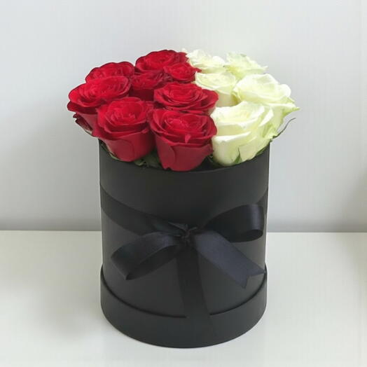 Siyah Kutuda Kırmızı ve Beyaz Guller