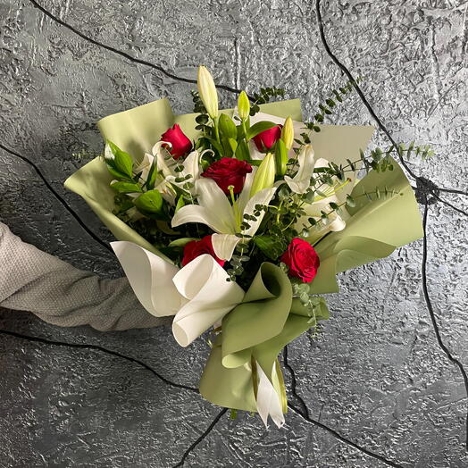 BEYAZ LİLYUM VE KIRMIZI GÜL BUKETİ