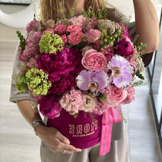 Box with roses and gortenzia