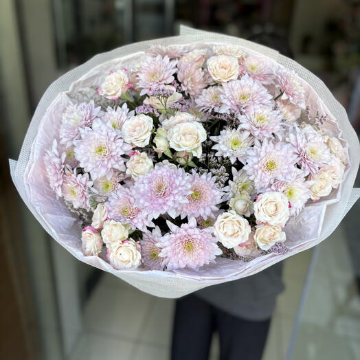 Krizantem ve çardak gullerin uyumu