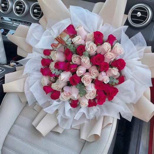 Bouquet of Red and Pink Roses