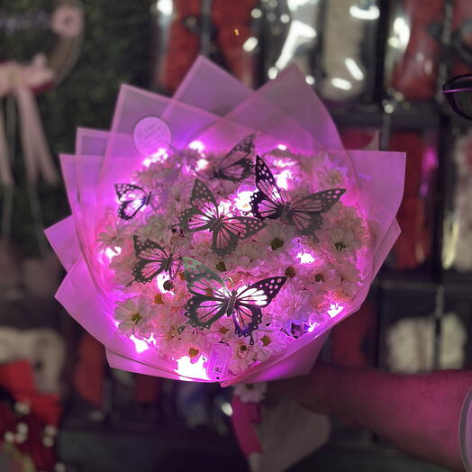 Işıklı kelebekli papatya buketi