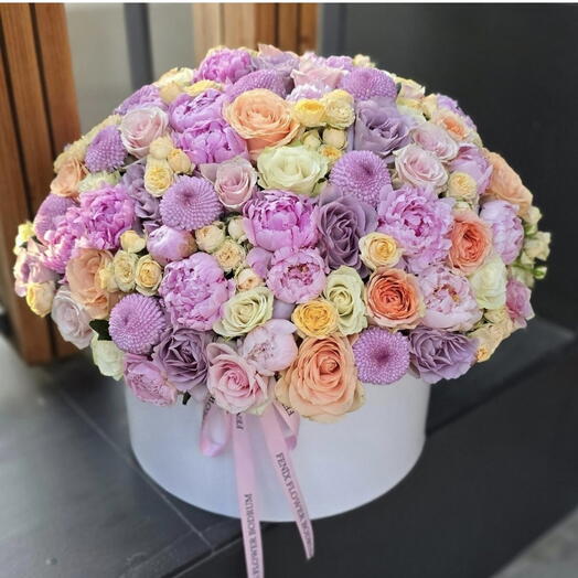 Bir kutu şakayık ve gul