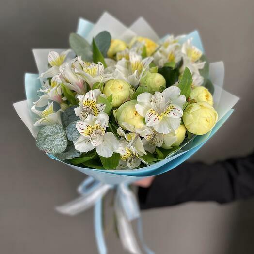 Beyaz Alstroemerialar ve Sarı Guller