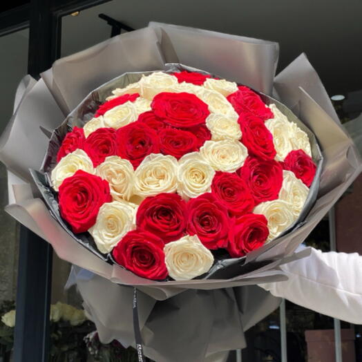 41 Kırmızı Beyaz Ekvator Gulu Buketi – Luks ve Zarif Tasarım