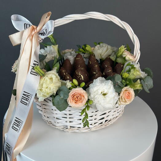 Çilekler çiçeklerle