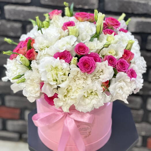 Pembe kutuda Beyaz lisyantus ve sprey gul