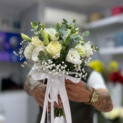 Beyaz gul lisyantus gelin buketi