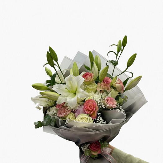 Шикарный букет из белых лилий Касабланка и импортных роз