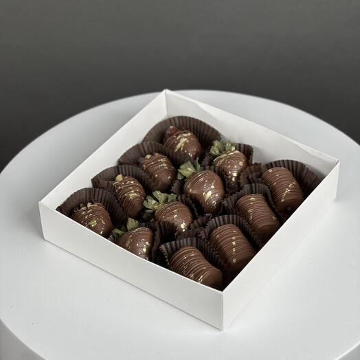 Sütlü çikolata içinde çilek, hurma ve muz