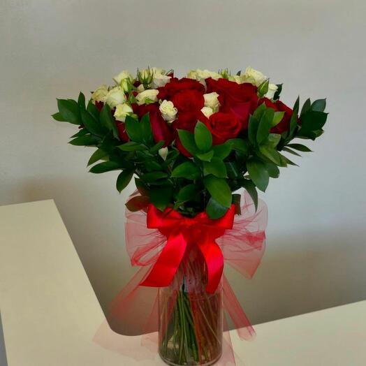 Gul vazosu kırmızı beyaz