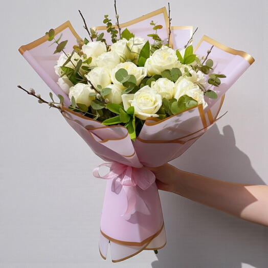 Pembe kağıtta Beyaz guller