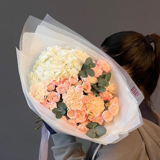 Güller, ortanca ve karanfillerle narin buket