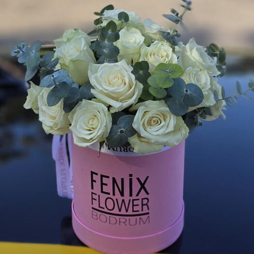 Beyaz guller ve okaliptus