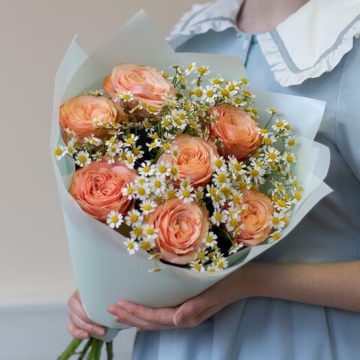 Peony roses with daisies