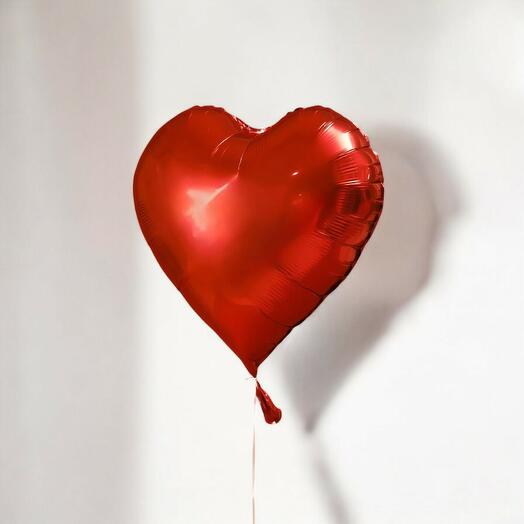 Kırmızı kalp uçan balon
