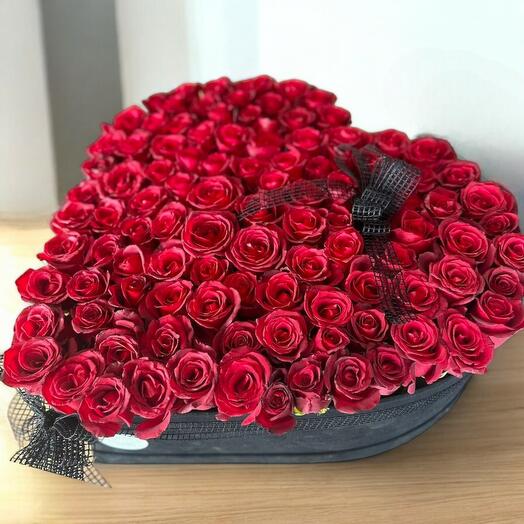 Siyah Kalp Kutu İçerisinde 100 Adet Kırmızı Gul