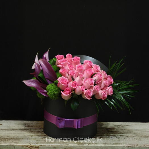 25 pembe gül siyah kutuda