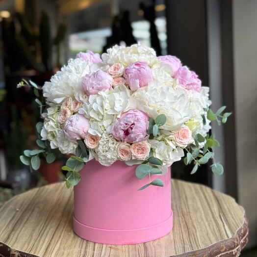 Розово-белая коробка с пионами