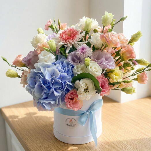 Renkli çiçekelerle dolu