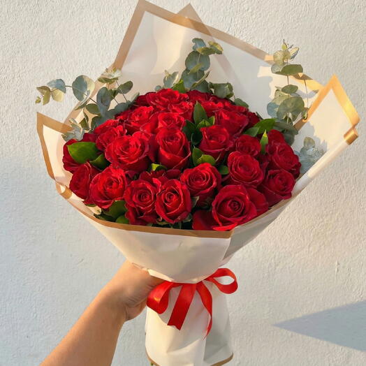 Beyaz Ambalaj Kağıdında 41 Kırmızı Guller