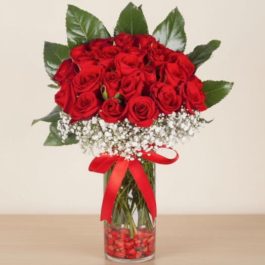 Vazoda Kırmızı Guller