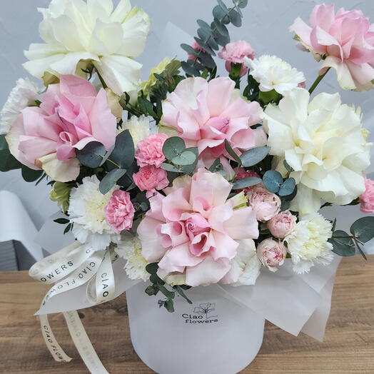 Kutuda karışık Fransız gulleri