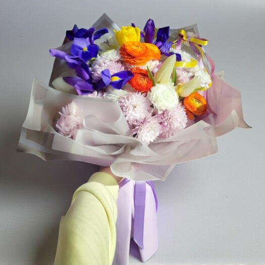 İris and ranunculus bouquet