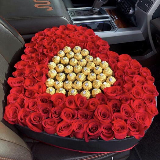 Luxury Heart Desire – Premium Box of Roses and Chocolates