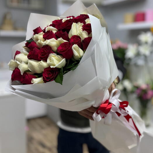 51 adet premium kırmızı beyaz uzun guller