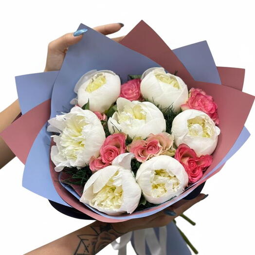 Букет из белых пионов и розовых роз Чардак – изящный и романтичный дизайн