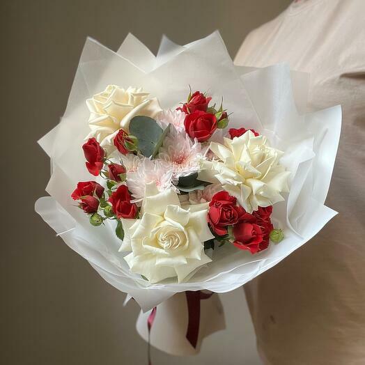 Guller ve krizantemlerden oluşan parlak buket