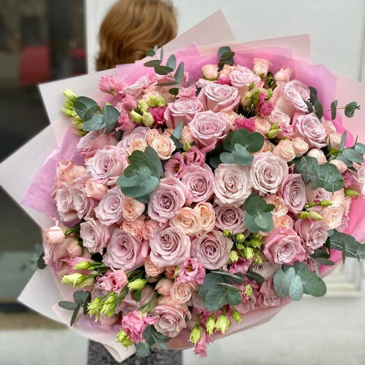 Pudra Duşu: Romantik Gul ve Lisyantus Buketi