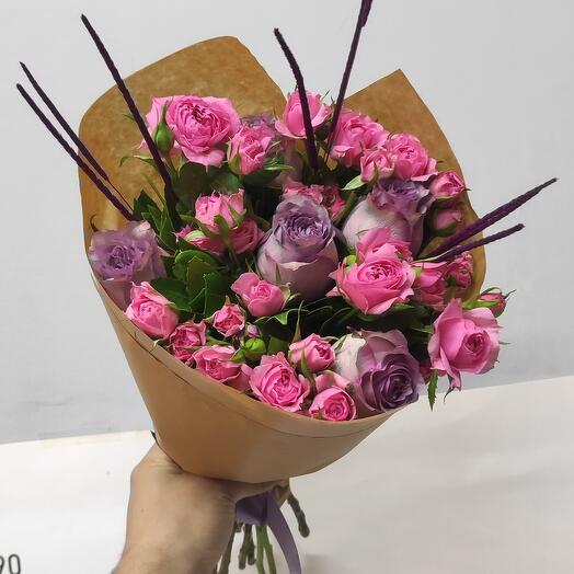 Lila guller ve pembe çardak guller