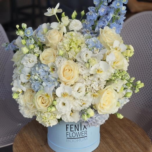 Narin bir palette bir buket