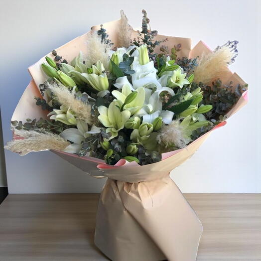 Beyaz Lilyum ve Doğal Yeşillikler Buketi