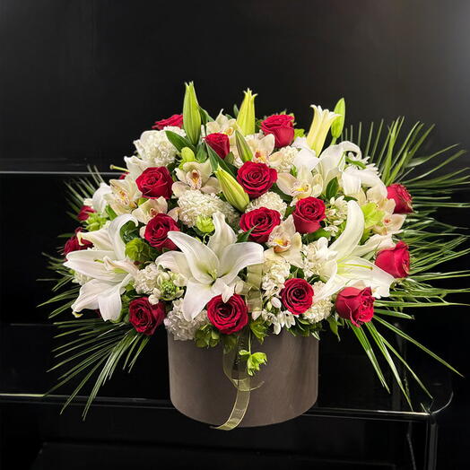 15 kırmızı gülle hazırlanmış kutu tasarımı HR824