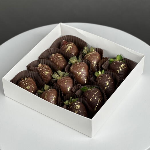 Sütlü ve bitter çikolatada çilekler ve hurmalar