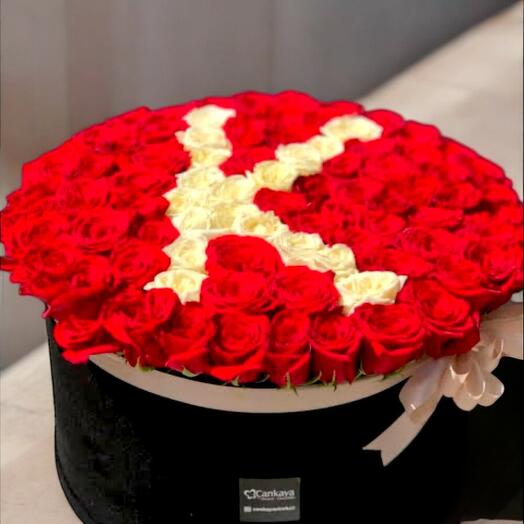 Kutuda 101 Gul ve Baş Harf Aranjmanı