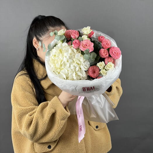 Bouquet with hydrangea and sprey roses