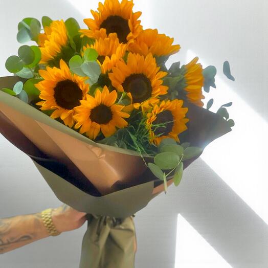 9 Adet Ayçiçeği ve Okaliptus Yapraklı Şık Buket