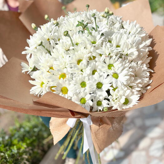 Premium Beyaz Papatya Buketi – Kraft Kağıtta Zarif ve Şık Aranjman