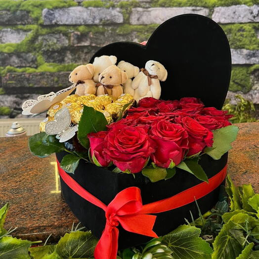 Premium Siyah Kadife Kutuda İthal Kırmıı Gul Ayıcık Çikolata Aranjmanı