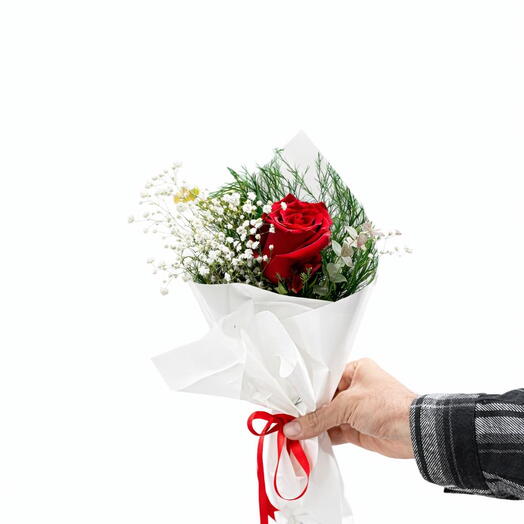 Букет из одной красной розы в белой упаковке – изящный и значимый подарок