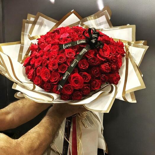 100 Kırmızı Gul Buketi – Gold Paketli Özel Tasarım