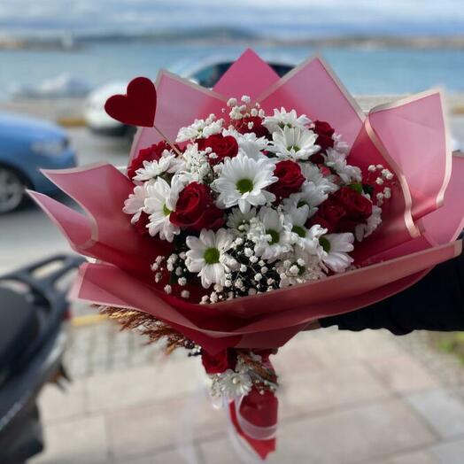 White daisy red rose bouquet